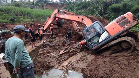 Pencarian Korban Tertimbun Longsor Di Blitar Dilanjutkan Manual Alat