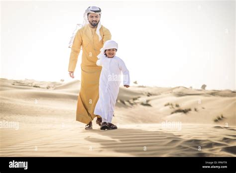 Familia feliz jugando en el desierto de Dubai juguetón padre y su