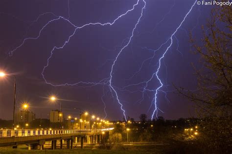 Burze Z Gradem Przechodz Nad Polsk Znamy Obszary Gdzie Grzmi I