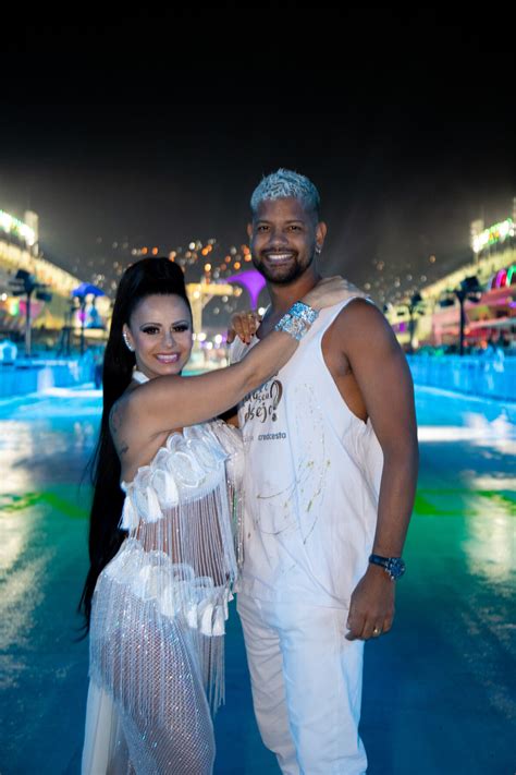 Foto Viviane Araújo e o marido Guilherme Militão posam antes de