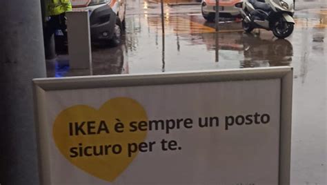 Corsico All Ikea Mille Persone Evacuate Per Una Sostanza Irritante