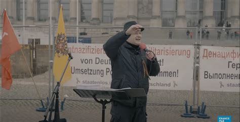 "Citizen of the Reich" protesting in front of the Bundestag that ...