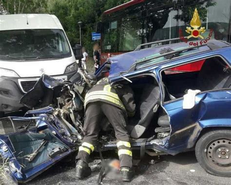 Incidente Stradale Scontro Bus Auto Morta Enne Grave Bimbo Di