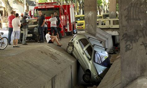 Carro Cai Em Canal Na Avenida Paulo De Frontin No Rio Comprido