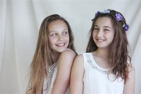 Dos Jovencitas Preadolescentes Alegres Y Adorables Con Vestidos Blancos