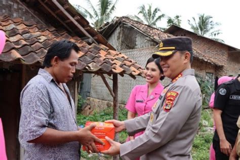 Kapolresta Bersama Ketua Bhayangkari Cabang Kota Bandar Lampung Bagikan