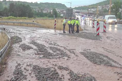 Unwetter in Baden Württemberg Vollgelaufene Keller und Straßen A8