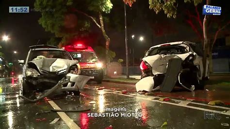 Após bater carro em veículo estacionado motorista tenta fugir e é