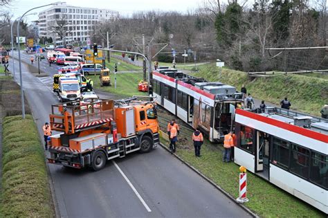 Straßenbahn bricht bei Unfall in Freiburg auseinander 13 Verletzte im