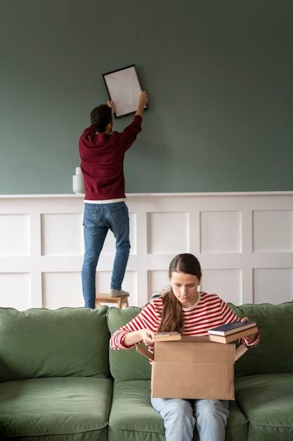 Junge Familie Zieht In Ein Neues Zuhause Kostenlose Foto