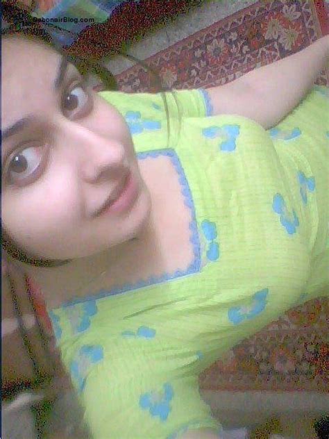 Pakistani Girl Boob Selfie WallpaperUse