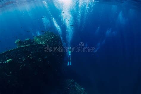 Kobiety Freediver W Bikini Nad Piaskowatym Morzem Z Ebrami Freediving