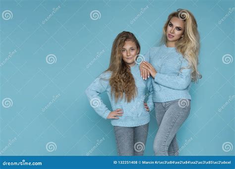 Mooie Blonde Meisjes Moeder Met Dochter In De Kleding Van De De Herfstwinter Op Een Blauwe