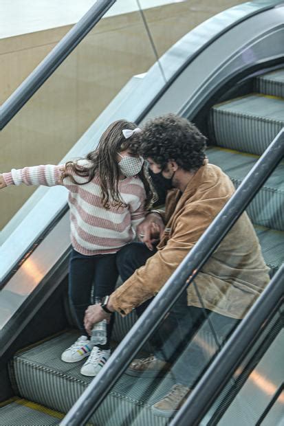 Toda estilosa filha de José Loreto rouba a cena em shopping