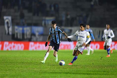 Gr Mio Sofre Rev S Diante Do Cruzeiro No Campeonato Brasileiro