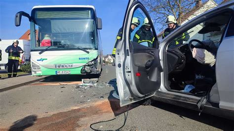 Auto Stößt In Bad Emstal Mit Linienbus Zusammen