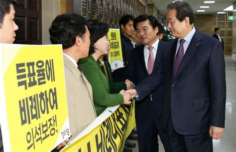 경인일보 포토 심상정 공동대표와 악수