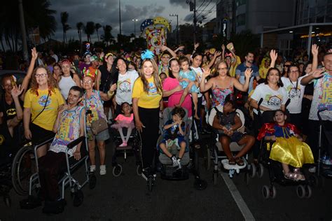 JOÃO PESSOA Bloco Portadores da Folia reúne centenas de foliões em