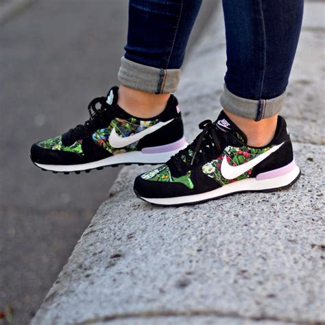 Nike W Internationalist Premium Blackfloral Sneakersfr