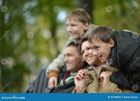 Familia De Cuatro Miembros En Parque Foto De Archivo Imagen De Afuera