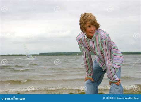 Muchacho Joven Azotado Por El Viento Foto De Archivo Imagen De