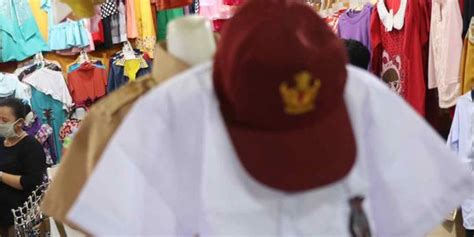 Adakan Lomba Ganti Baju Siswa Di Ruang Terbuka Sd Di Tangerang Tuai