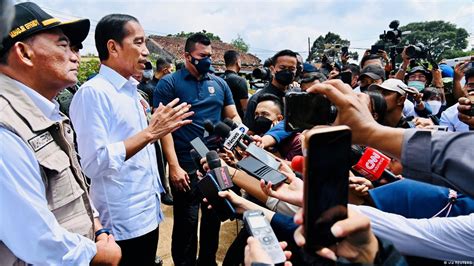 Jokowi Beri Sinyal Reshuffle Kabinet Lagi Dw