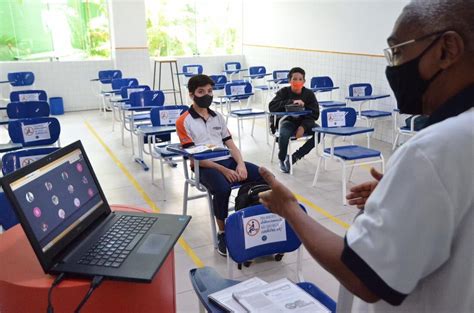 Estudantes Do Ensino Fundamental Ii Retornam às Aulas Presenciais Na