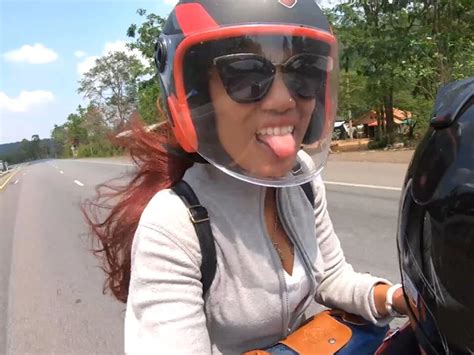 Thai Teen Freundin mit dickem Hintern hat heißen Sex in der Öffentlichkeit in einem Café xHamster