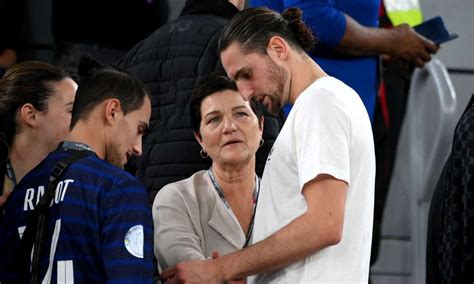 Juve la mamma di Rabiot Rinnovo No è presto Ottimi rapporti col