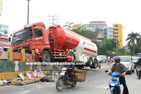 Kaget Disalip Motor Truk Tangki Nangkring Di Atas Pagar Flyover