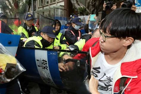 「我們有繳稅，畜生！」 抗議勞基法卻被優勢警力阻擋過路 民眾爆粗口怒砸雞蛋 風傳媒 Line Today