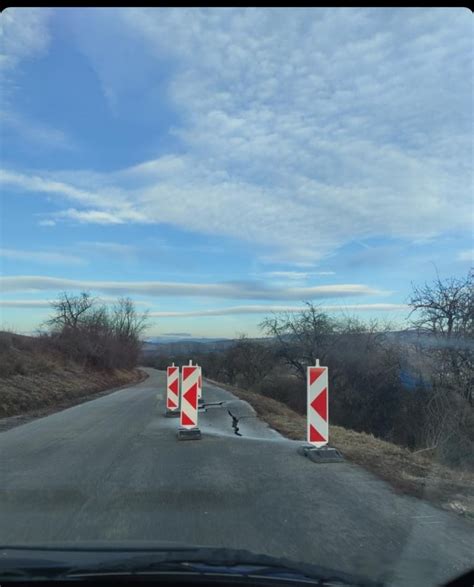 Vodi I Pozor Medzi Obcami V Na Om Okrese Sa Prepadla Cesta Doprava Je