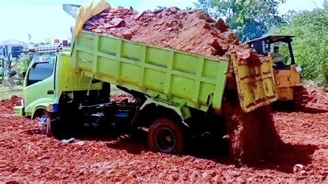 Mobil Dump Truck Hino Dutro Bongkar Muatan Tanah Timbunan Full Bak