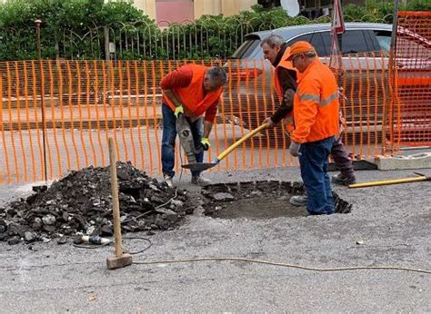 Lavori Cantiere Buca Strada Operai Il Giornale Di Salerno It