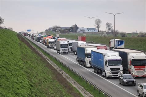 Śmiertelny wypadek na A2 Nie żyje motocyklista Trasa w kierunku