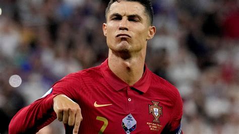 Cristiano Ronaldo wins Golden Boot 2020 after beating England heroes ...