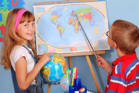 Menina Que Colore O Mapa Do Mundo Na Classe Da Geografia Foto De Stock