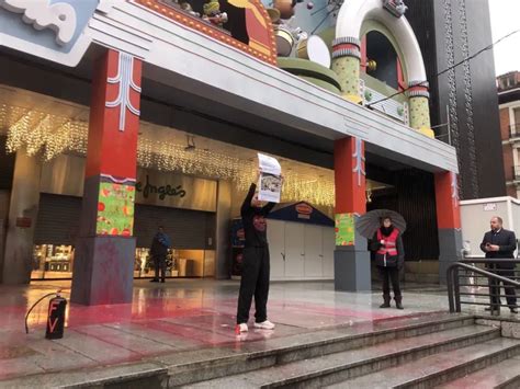 Fotos Activistas Clim Ticos En Acci N Pegados Al Asfalto Desnudos