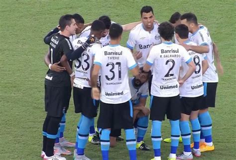 Jugador De Gremio No Se Aguant Y Orin En Plena Cancha Sopitas