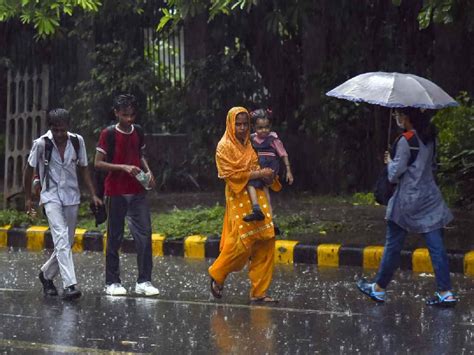 Delhi Continues To Receive Monsoon Showers Temperature Three Notches Below Normal News9live