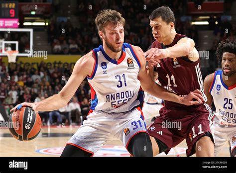 Vladimir Lucic Bayern Basketball 11 bloqueó a Mike Daum Anadolu