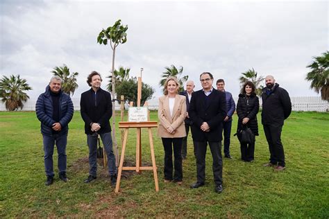 UNIgreen cumple su primer aniversario plantando un árbol como símbolo