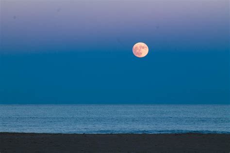 Moonrise over the ocean by ke4ukz on DeviantArt