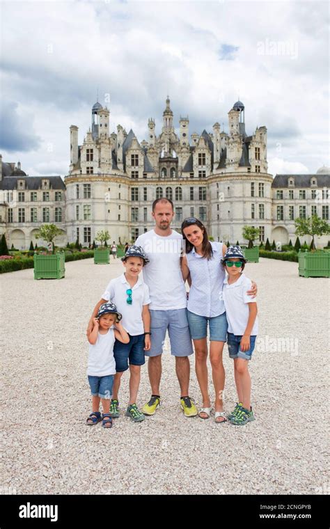 Belle Famille M Re P Re Et Trois Enfants Dans Le Jardin Du Ch Teau De