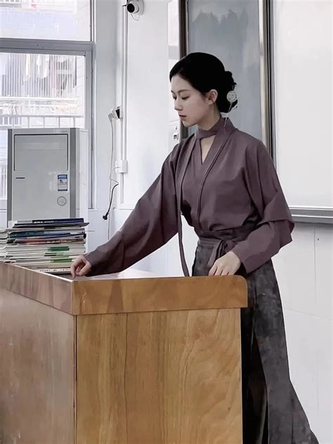 Cô giáo Mỹ thuật đang hot nhất TikTok Mặt đã xinh style đi dạy còn