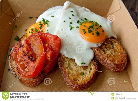 Tostadas Con Los Huevos Fritos Y Los Tomates Foto De Archivo Imagen