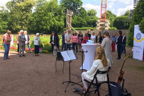 Blaue Bank Würdigung von Erna Hosemann durch Soroptimist