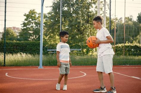 Dos Hermanos Jugando Baloncesto Juntos En Una Cancha De Baloncesto