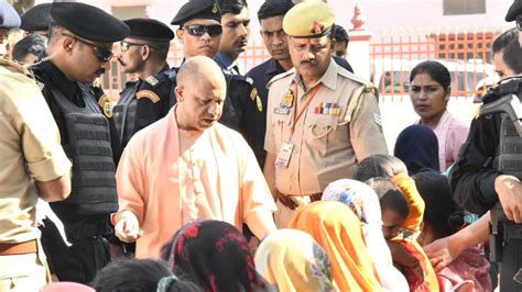 Cm Yogi Adityanath Heard The Problems Of 400 People In Janta Darshan